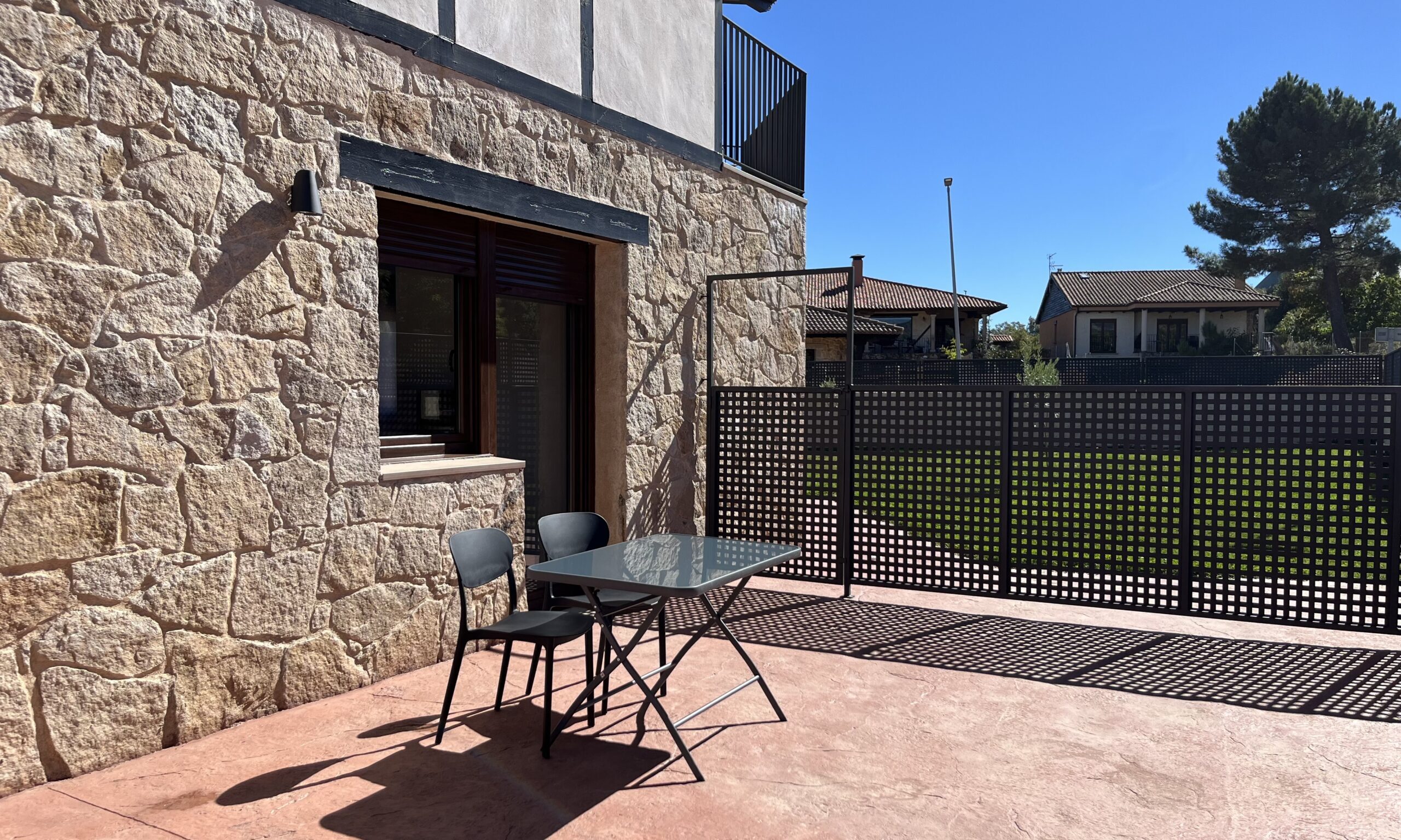 Terraza privada con vistas a la Sierra de Francia – Estudio Tres Olivos