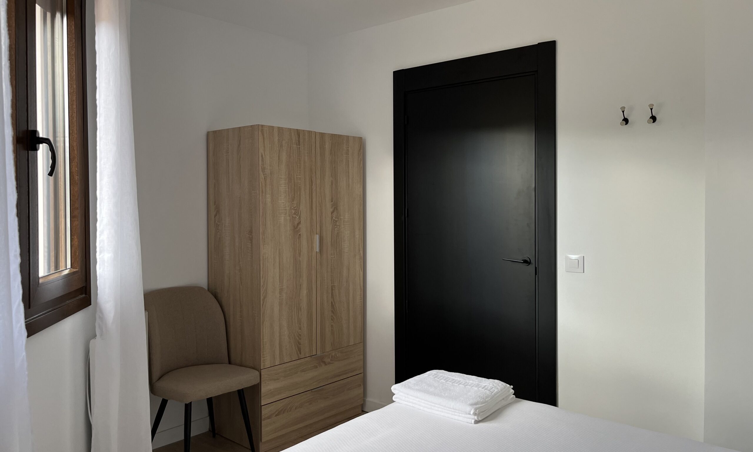 Dormitorio con cama de matrimonio y vistas a la sierra – Apartamentos Tres Olivos