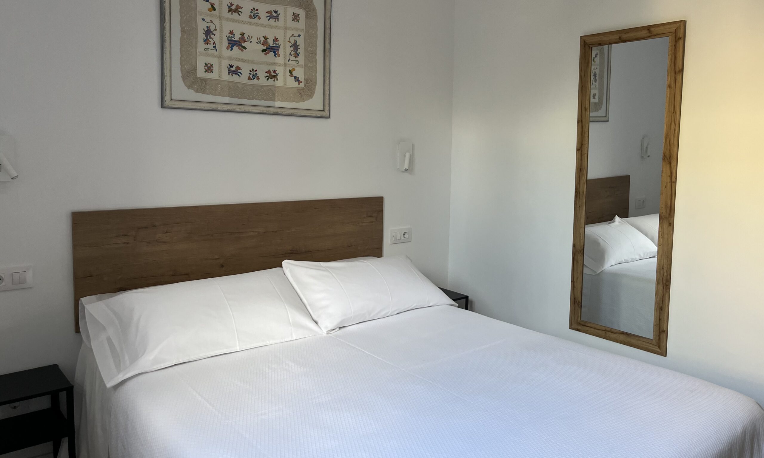 Dormitorio con cama de matrimonio y vistas a la sierra – Apartamentos Tres Olivos