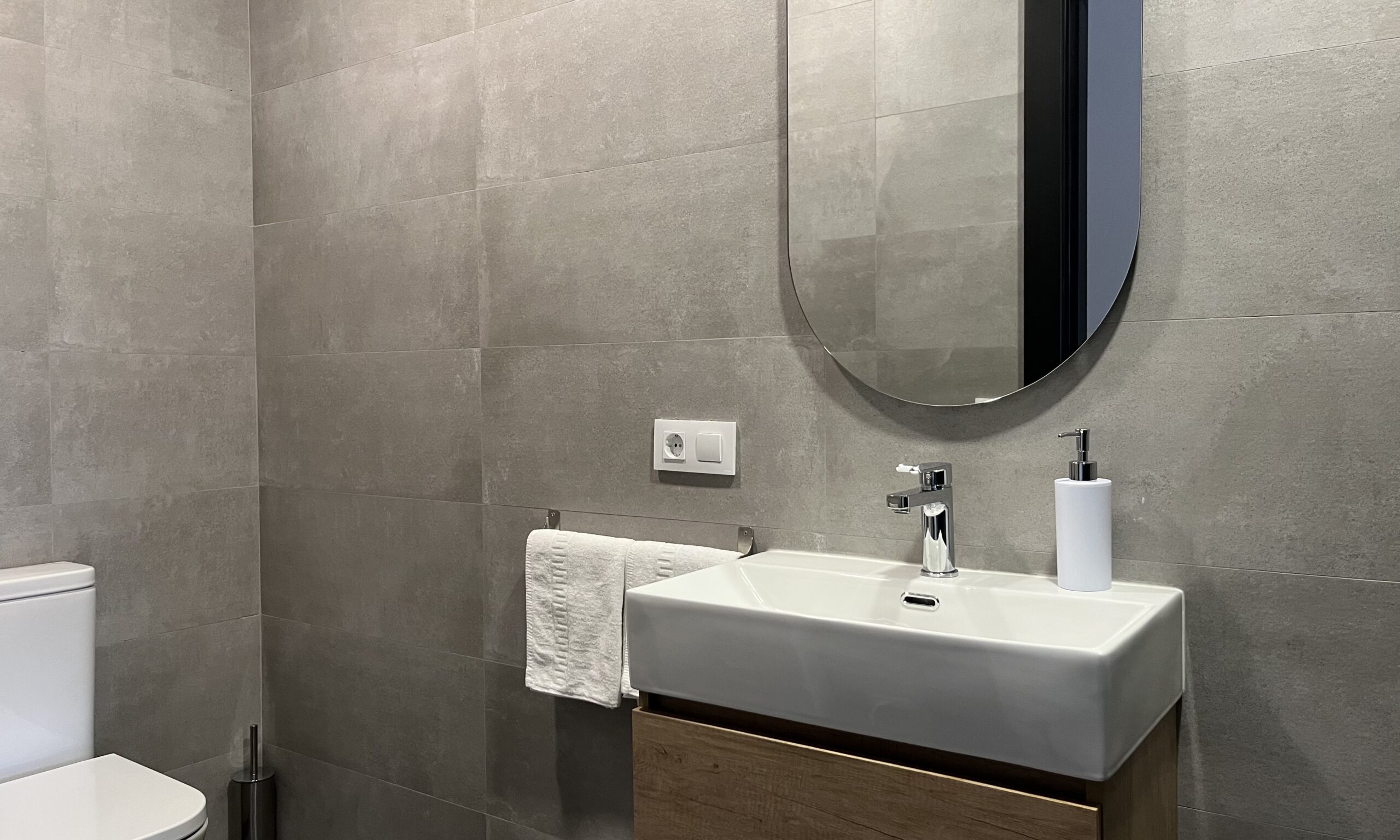 Baño con plato de ducha tipo lluvia – Apartamentos Tres Olivos La Alberca