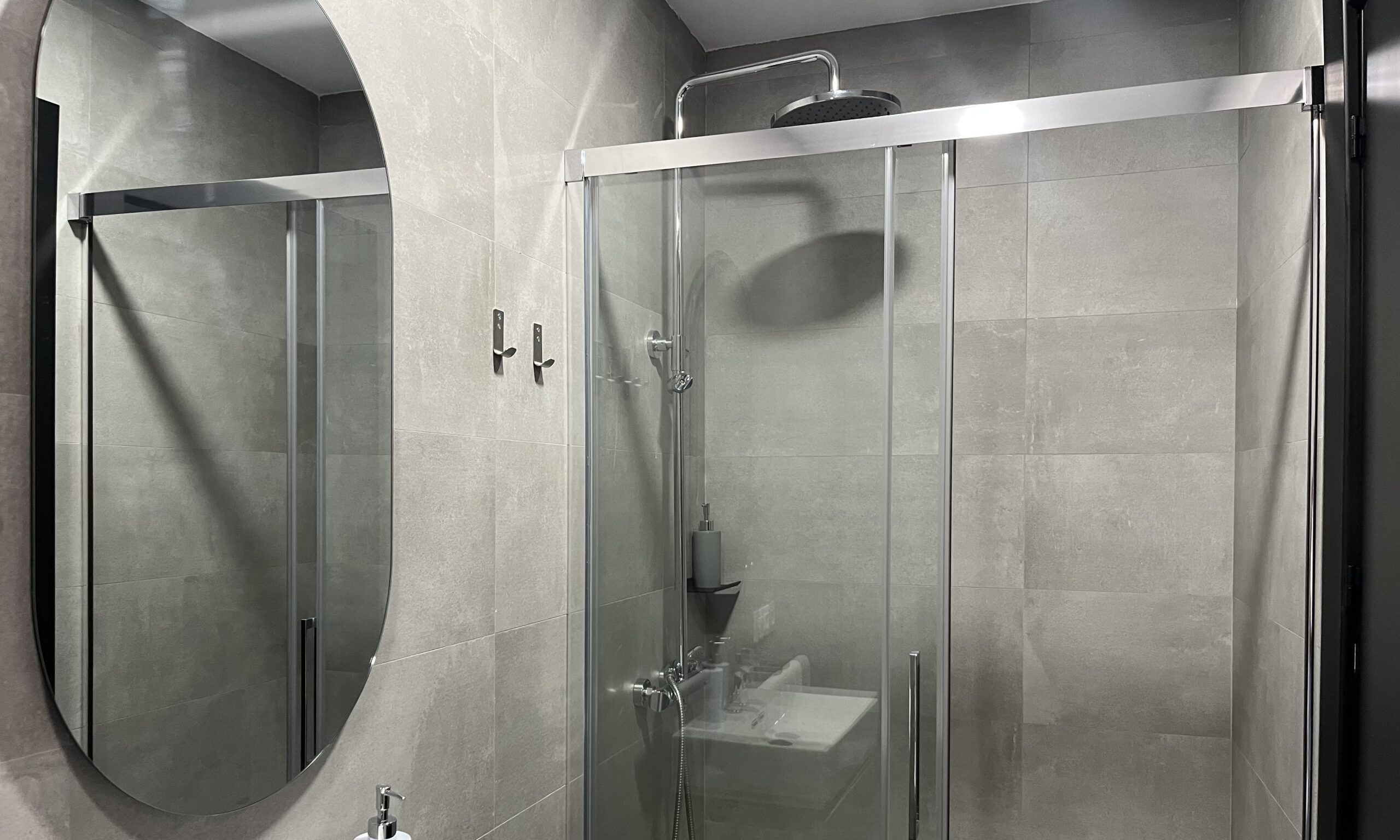 Baño con plato de ducha tipo lluvia – Apartamentos Tres Olivos La Alberca