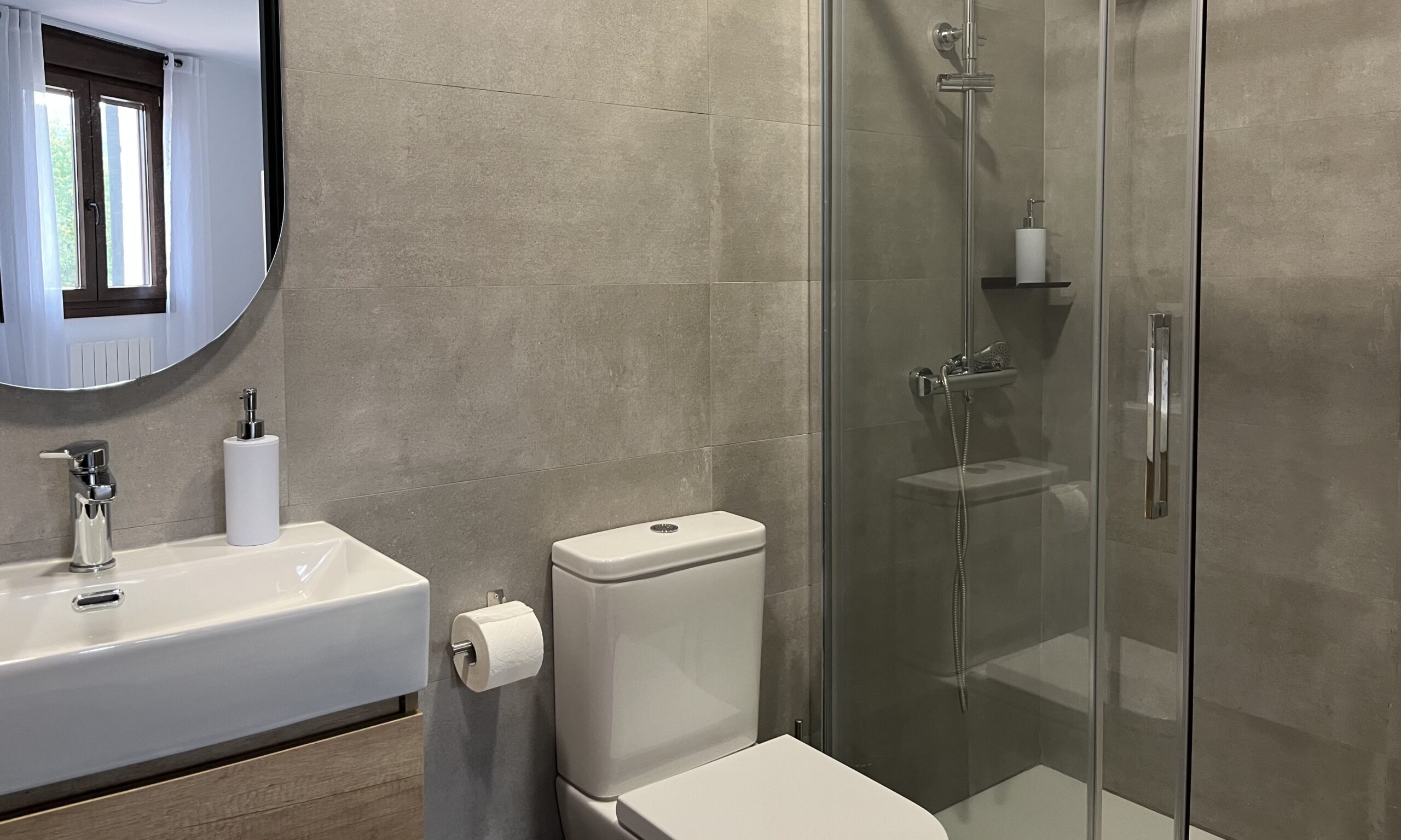 Baño con plato de ducha tipo lluvia – Apartamentos Tres Olivos La Alberca