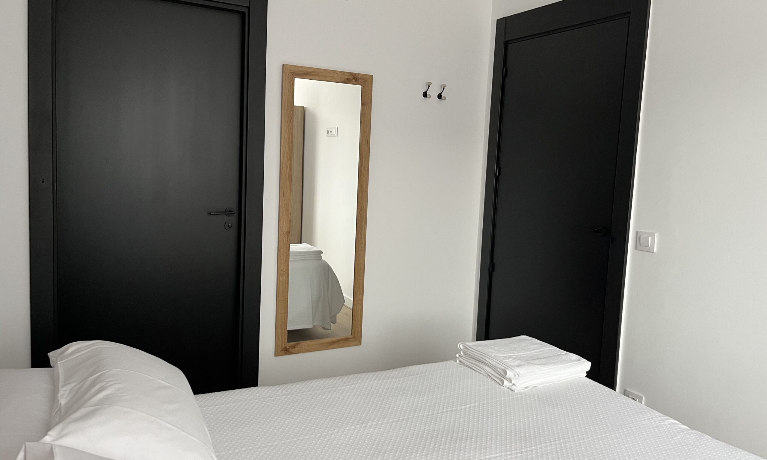 Dormitorio con cama de matrimonio y vistas a la sierra – Apartamentos Tres Olivos