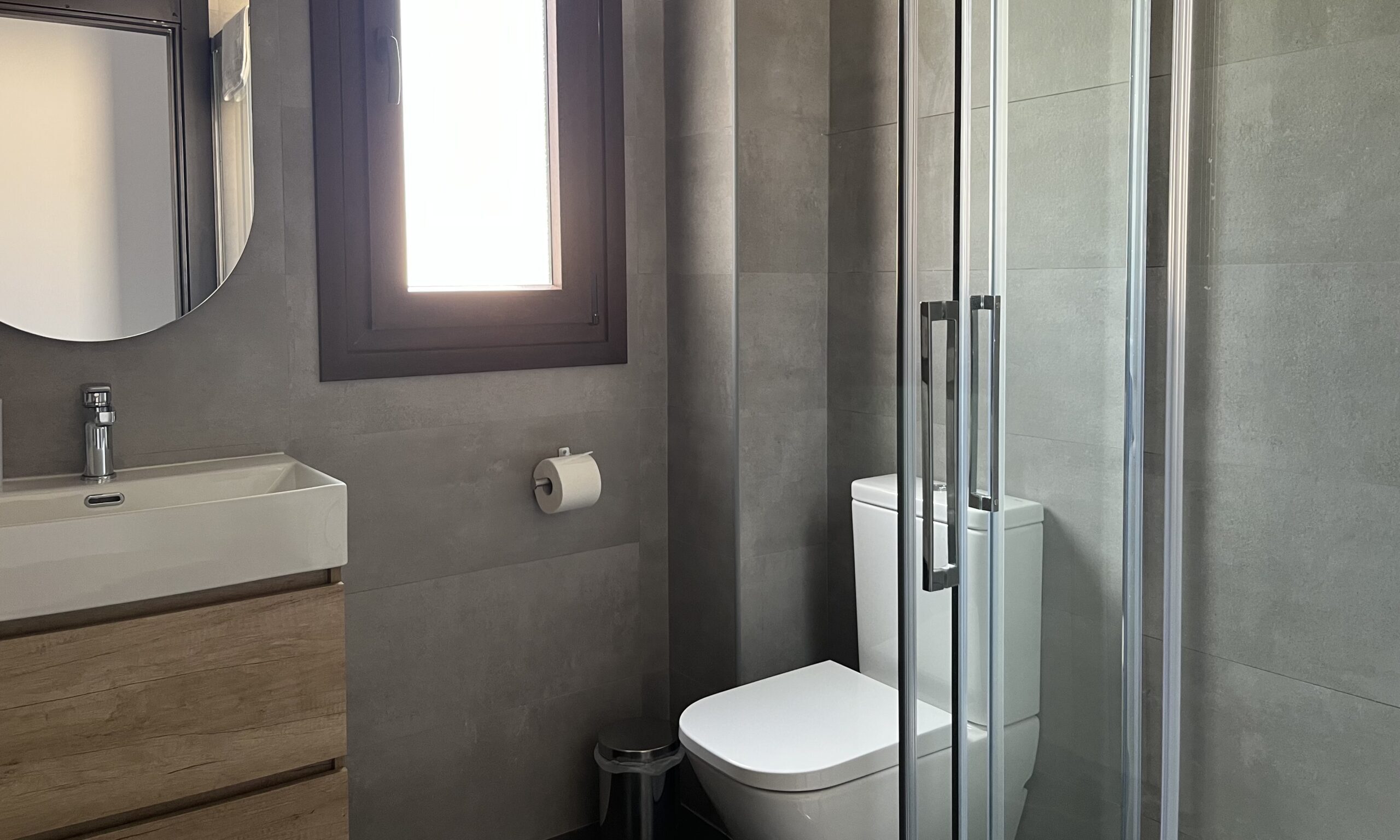 Baño con plato de ducha tipo lluvia – Apartamentos Tres Olivos La Alberca