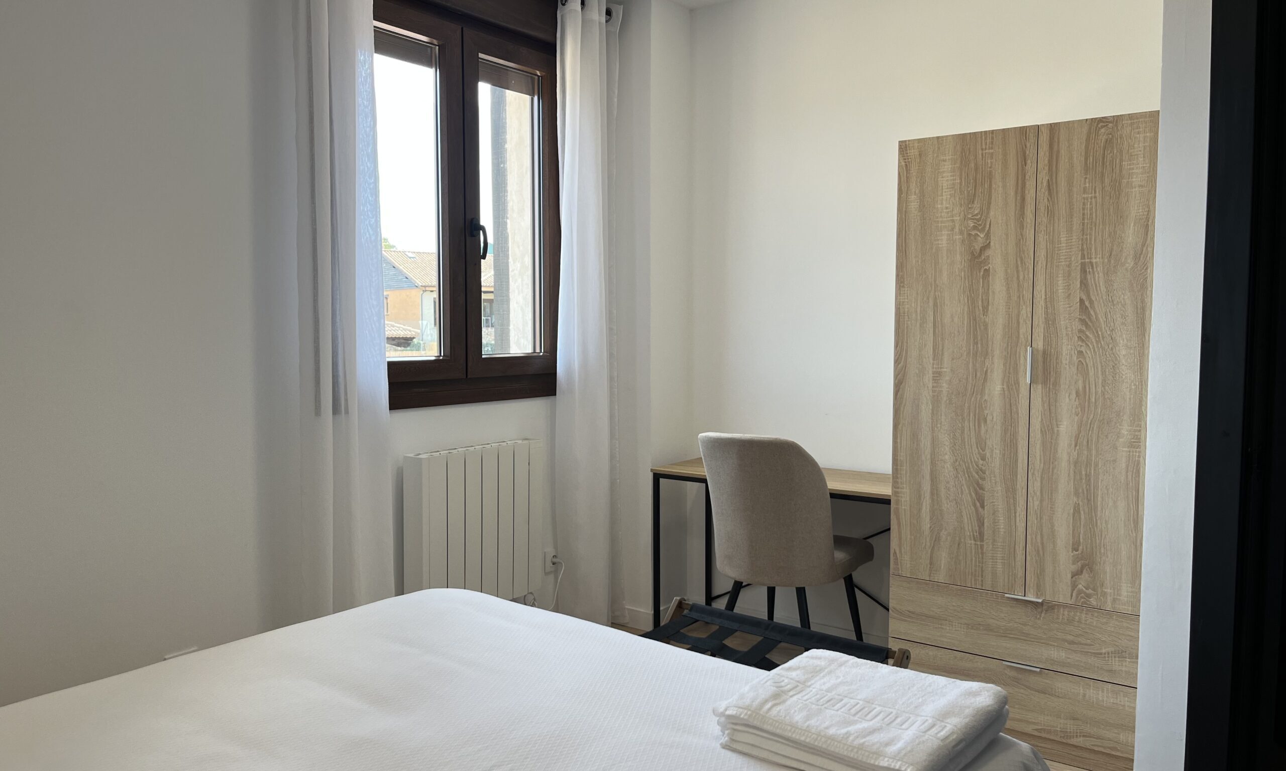 Dormitorio con cama de matrimonio y vistas a la sierra – Apartamentos Tres Olivos
