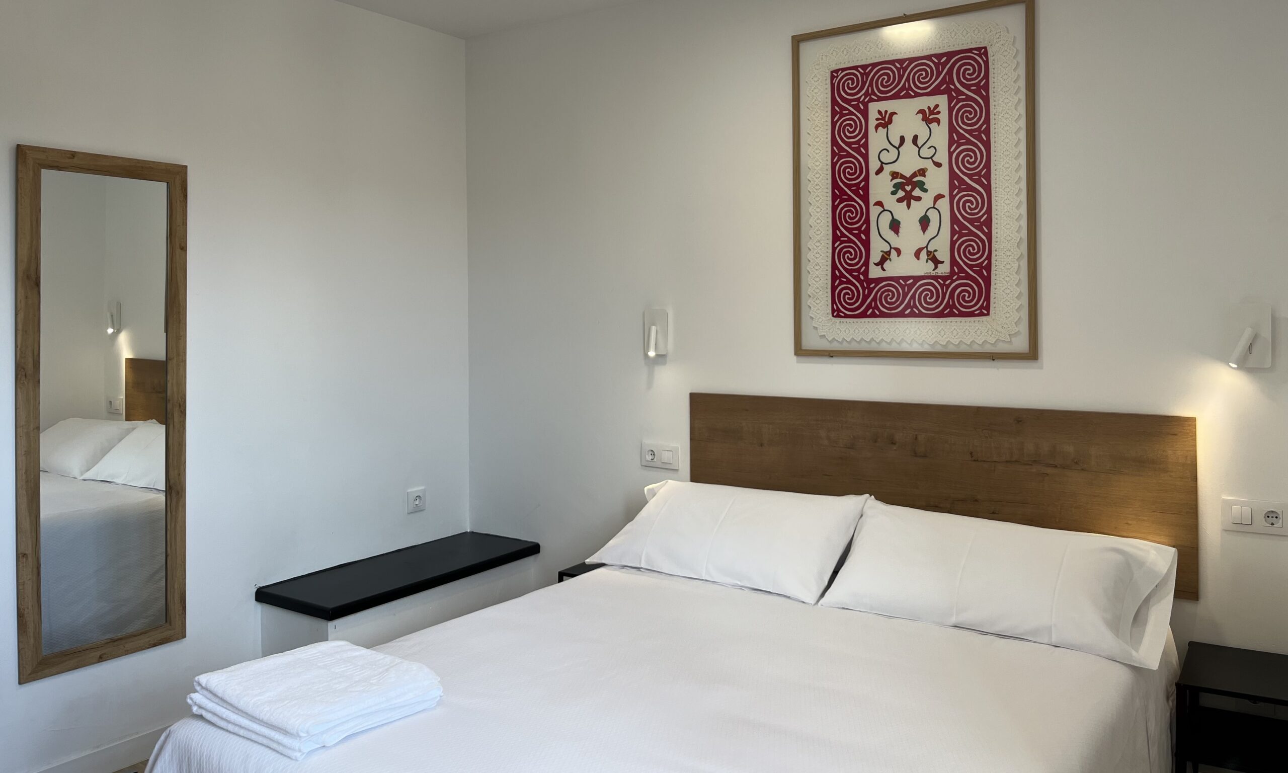 Dormitorio con cama de matrimonio y vistas a la sierra – Apartamentos Tres Olivos