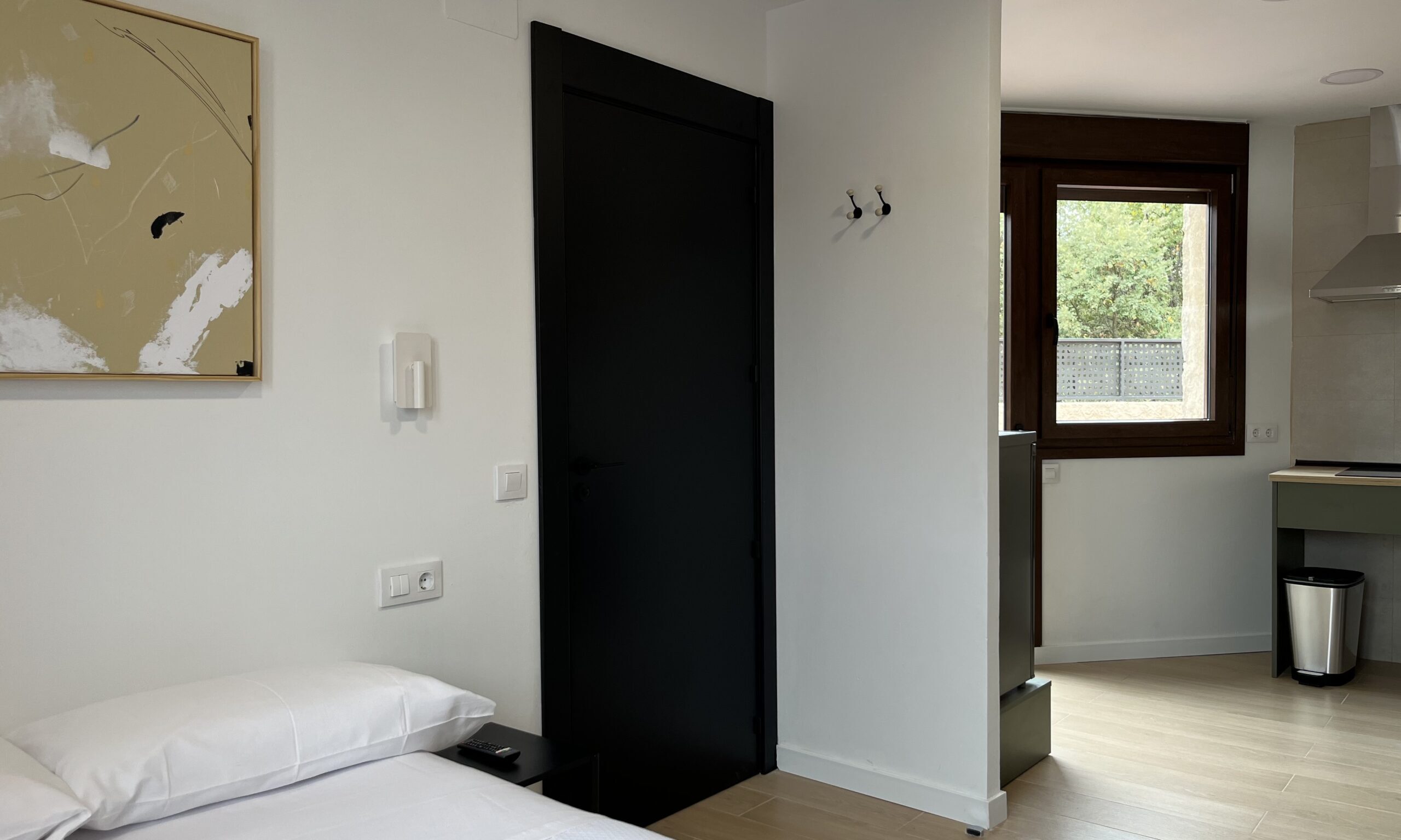 Dormitorio con cama de matrimonio y vistas a la sierra – Apartamentos Tres Olivos