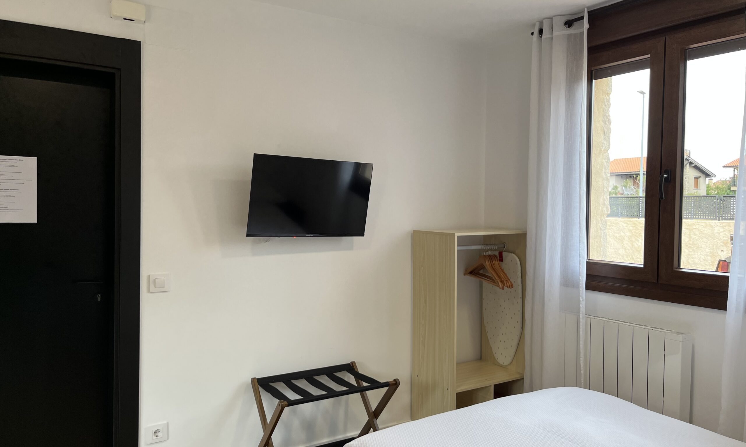 Dormitorio con cama de matrimonio y vistas a la sierra – Apartamentos Tres Olivos