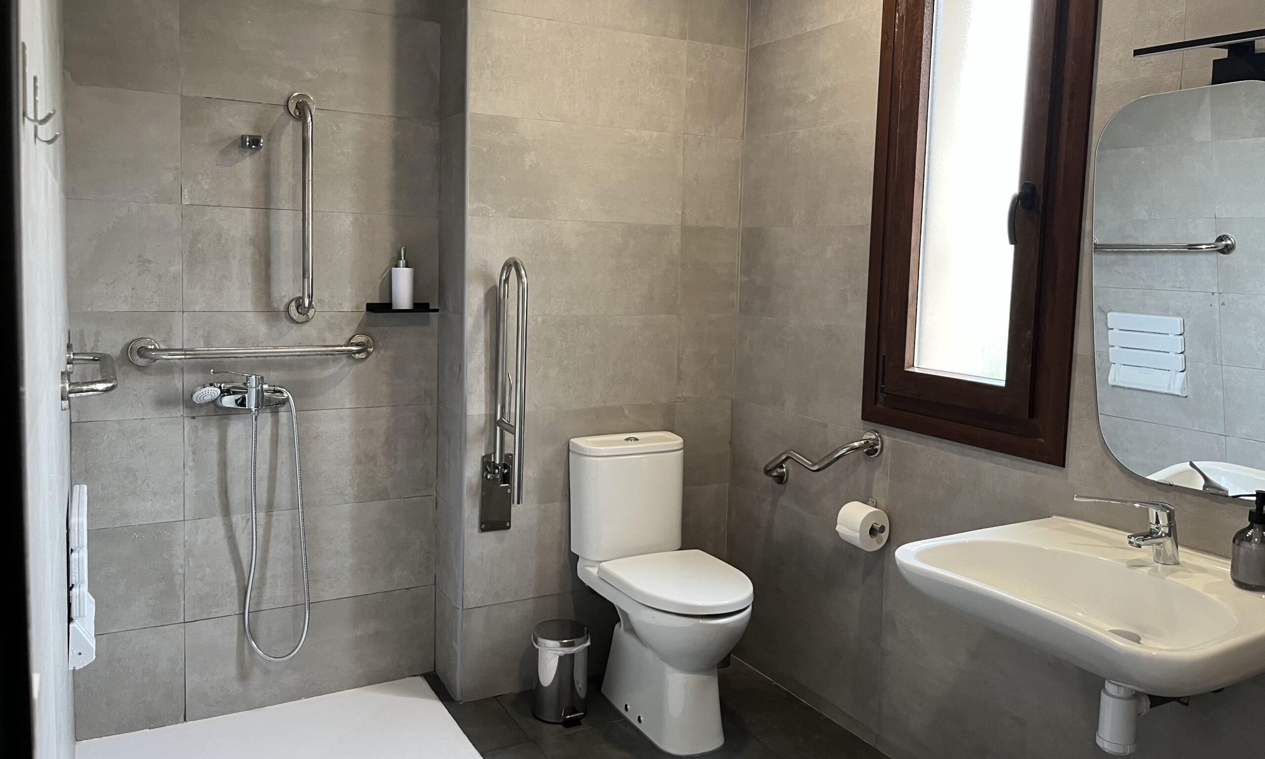 Baño con plato de ducha – Apartamentos Tres Olivos La Alberca