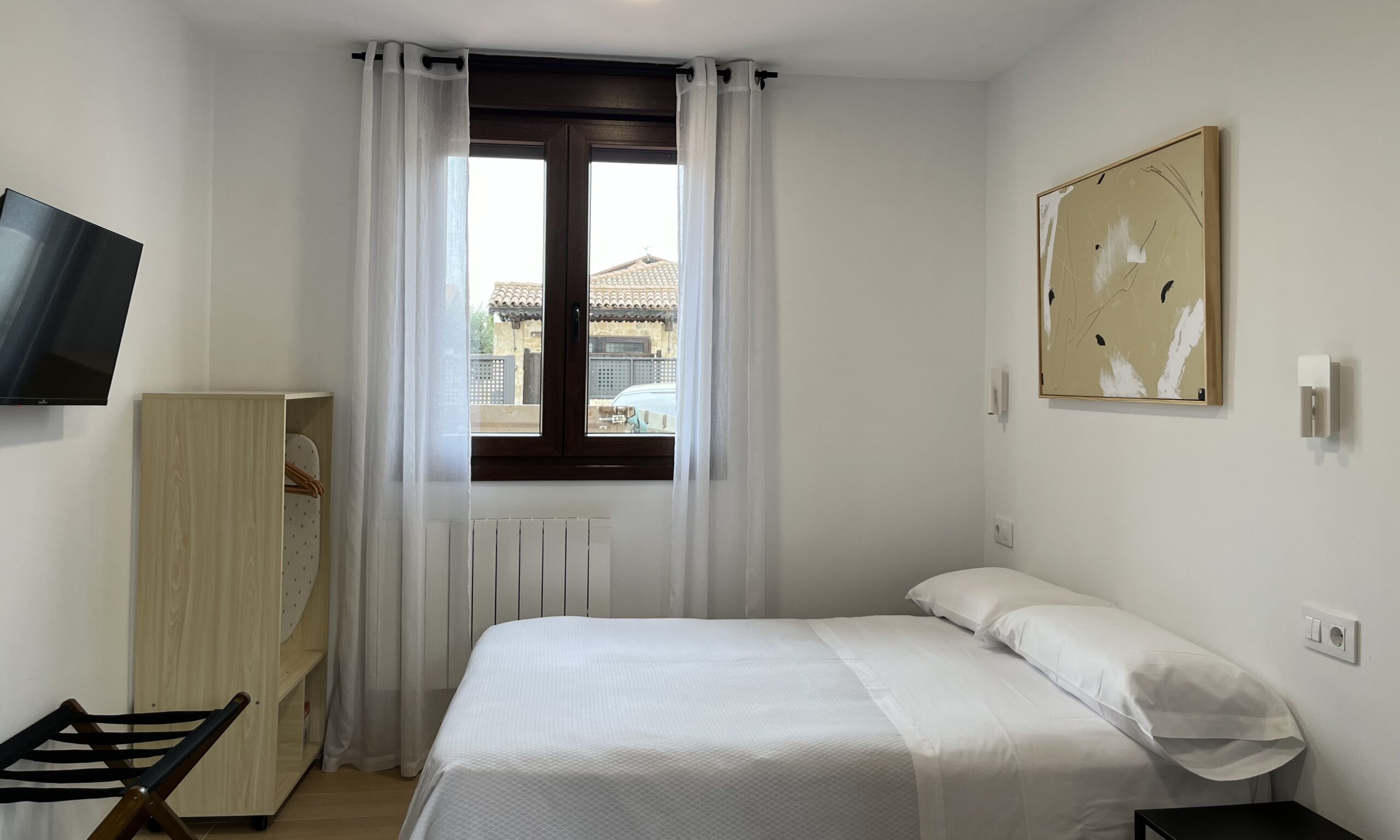 Dormitorio con cama de matrimonio y vistas a la sierra – Apartamentos Tres Olivos