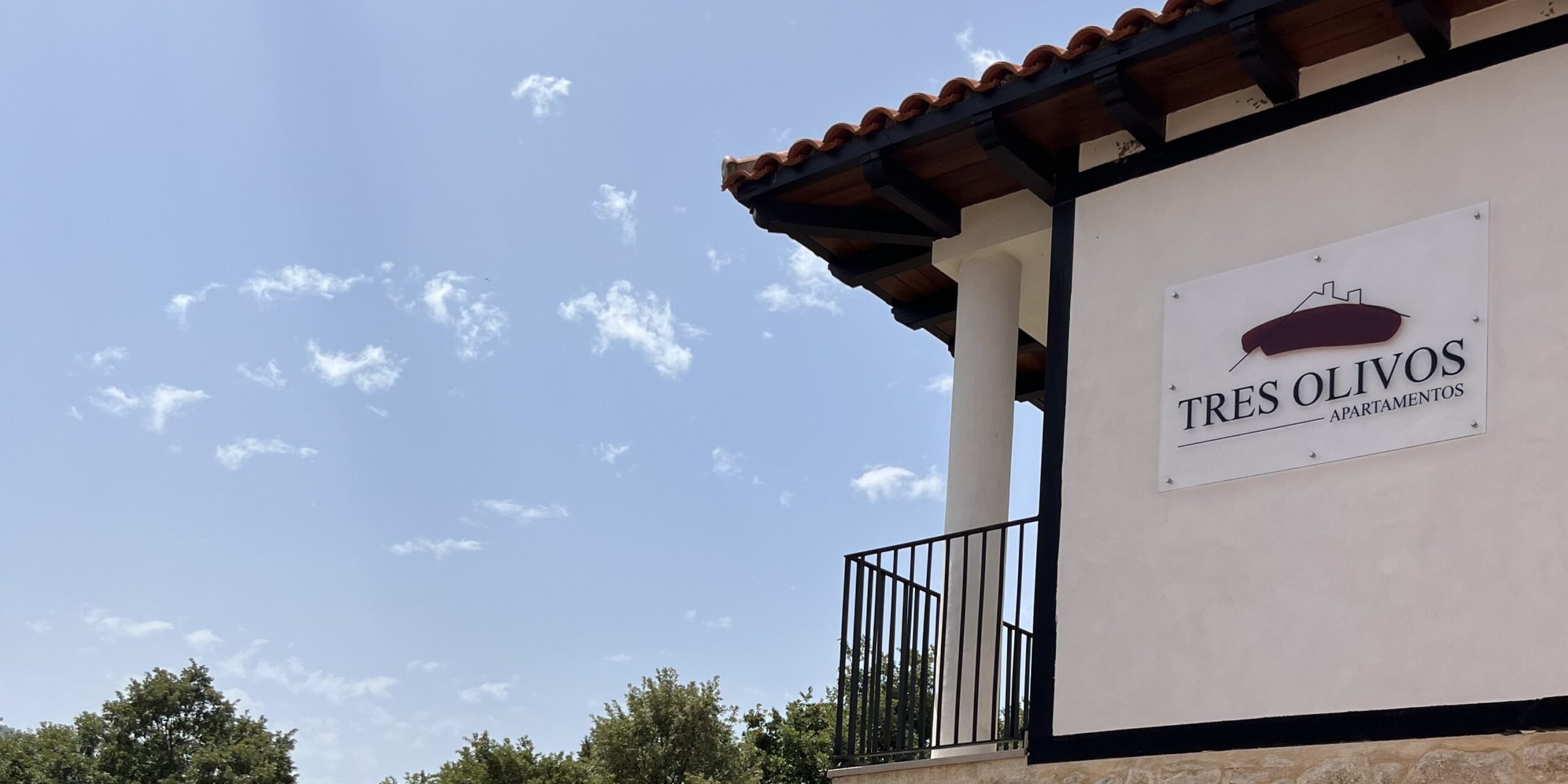 Edificio de apartamentos Tres Olivos en La Alberca, Salamanca