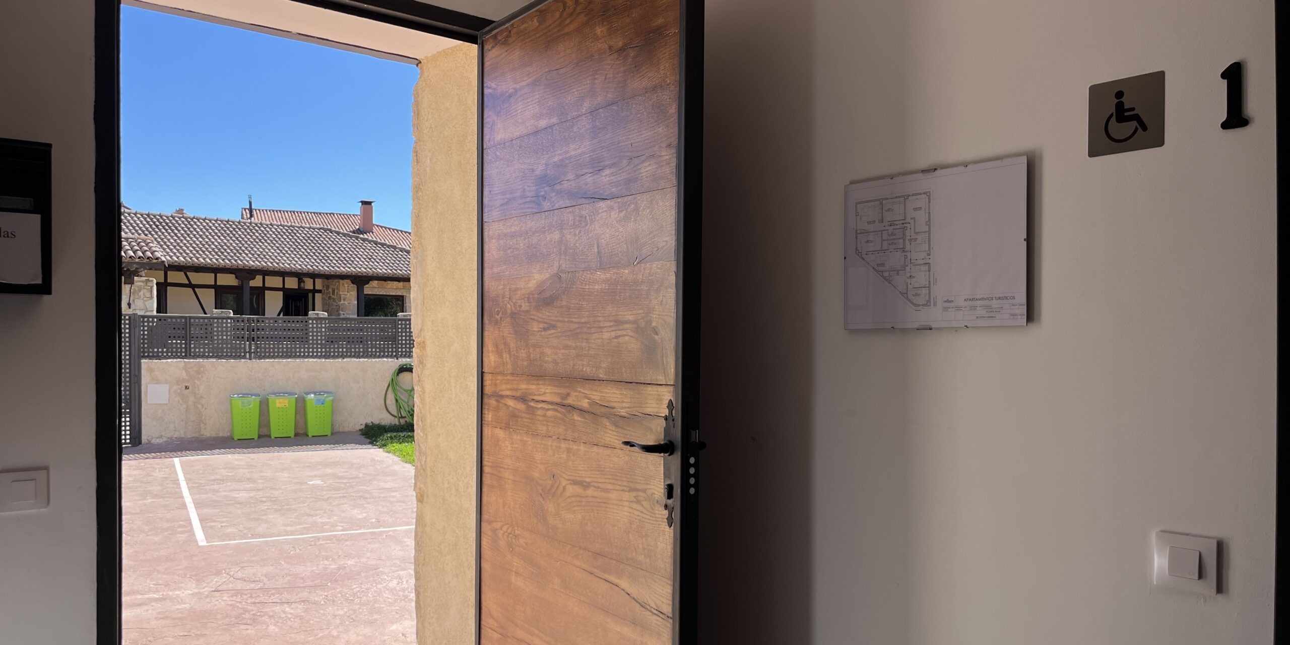 Edificio de apartamentos Tres Olivos en La Alberca, Salamanca