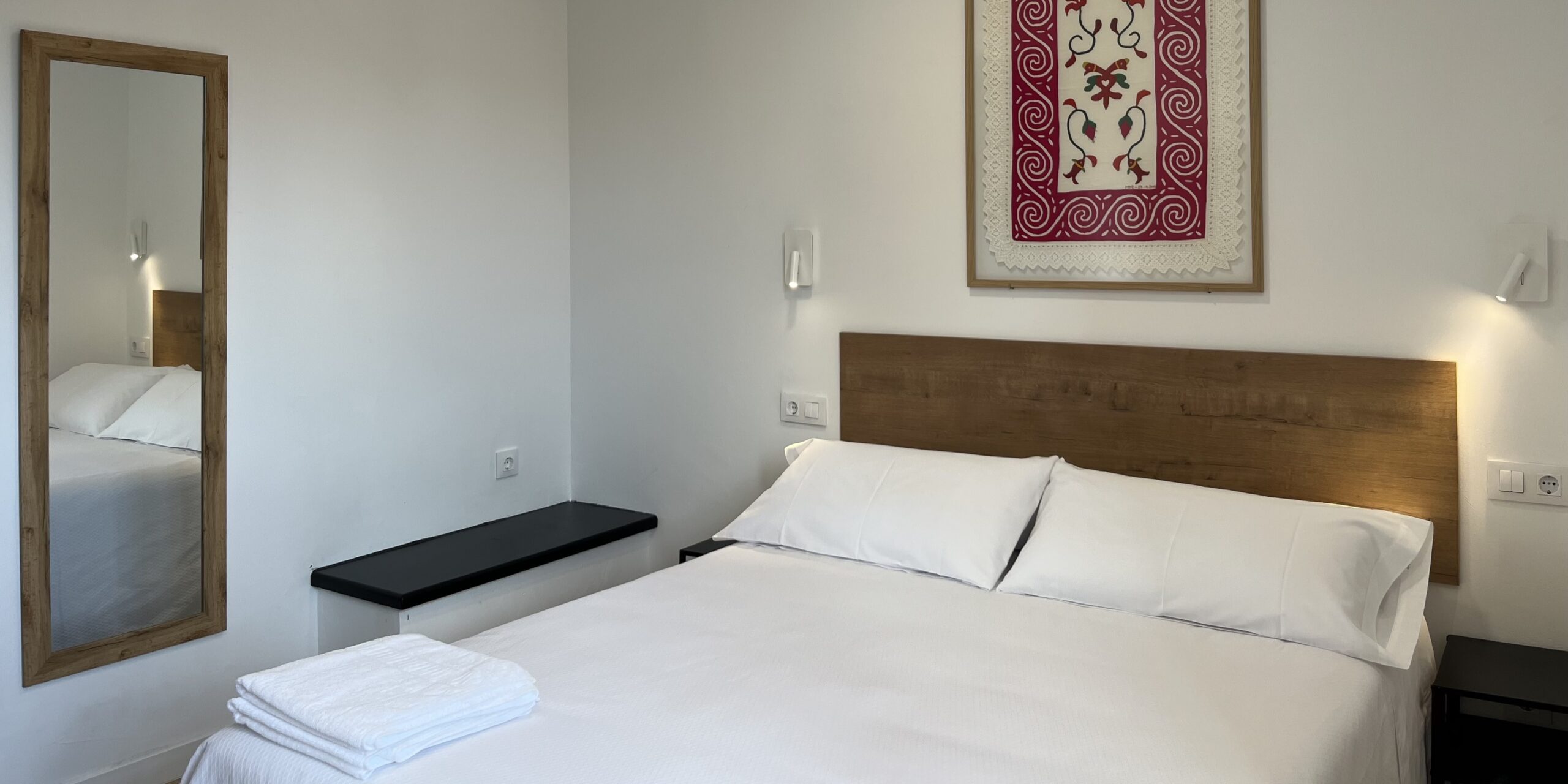 Dormitorio con cama de matrimonio y vistas a la sierra – Apartamentos Tres Olivos